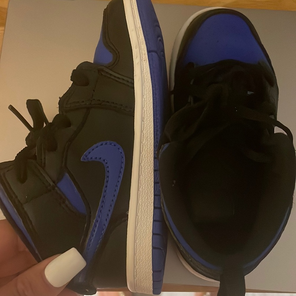 Lightly worn blue, black and white Nikes size 9c
